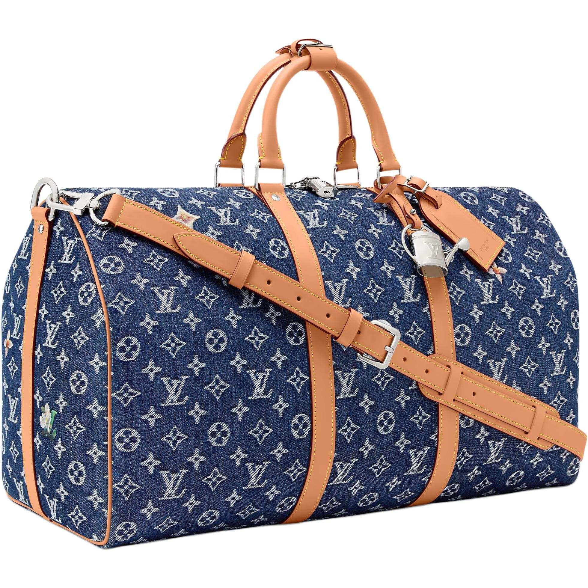 حقيبة سفر Keepall من Louis Vuitton بنقش الدنيم وتفاصيل زهور.