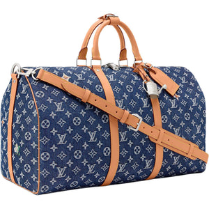 حقيبة سفر Keepall من Louis Vuitton بنقش الدنيم وتفاصيل زهور.