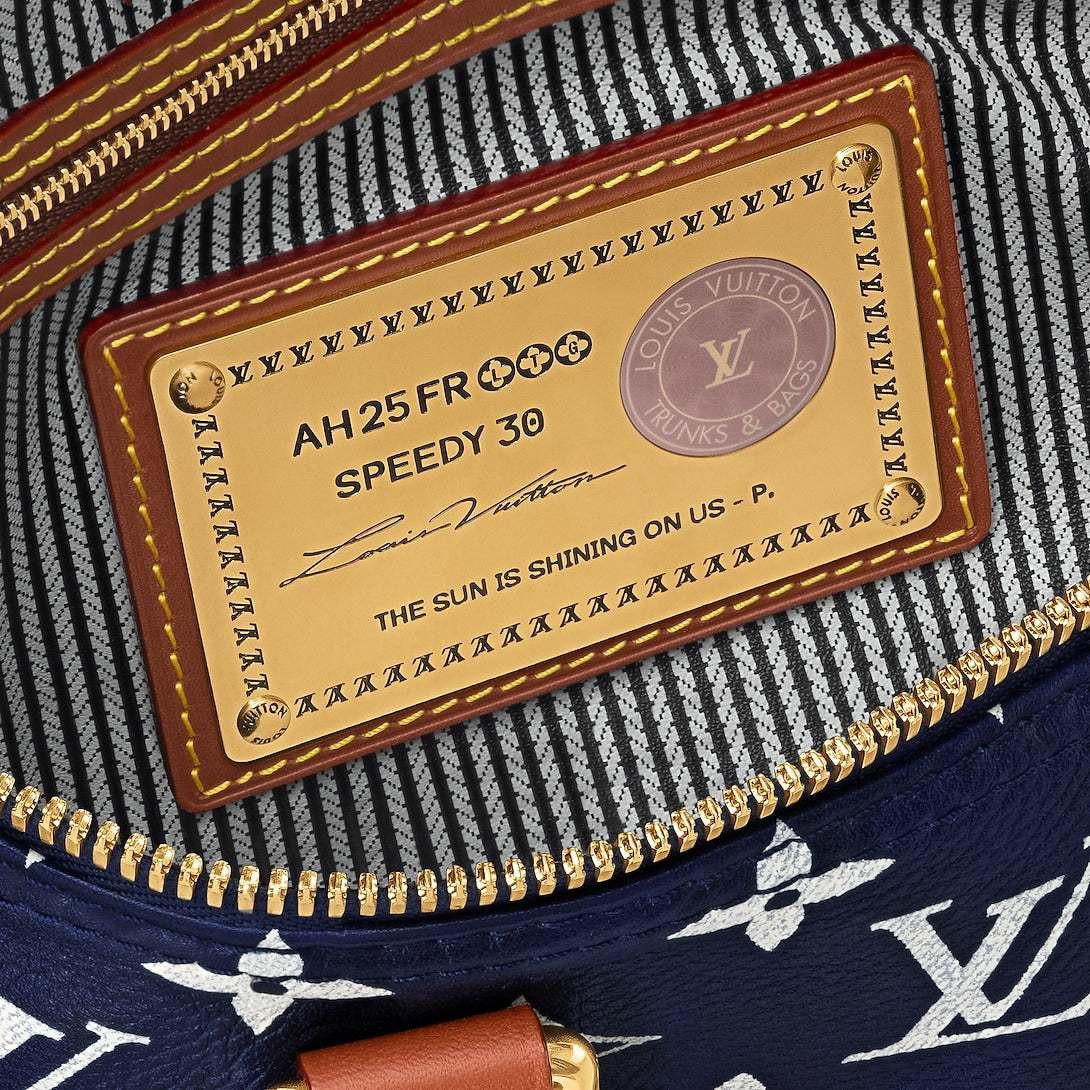 حقيبة Louis Vuitton Speedy 30 بنقشة Monogram الأيقونية باللون الأزرق.