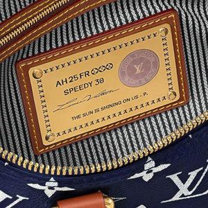 حقيبة Louis Vuitton Speedy 30 بنقشة Monogram الأيقونية باللون الأزرق.