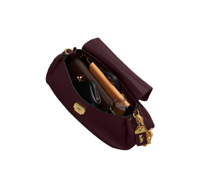 شنطة كوتش COACH ROGUE 35 عنابي فاخرة من الجلد الناعم بحجم متوسط مع حزام قابل للتعديل وذات تفاصيل ذهبية أنيقة