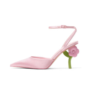 حذاء سلينج باك ساتان وردي بكعب الزهرة الأنثوي والراقي من Charles & Keith Heels 🌸✨.
