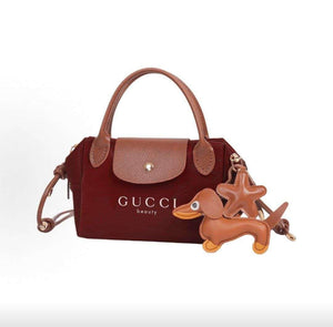 حقيبة يد GUCCI beauty عنابية بتفاصيل جلدية.