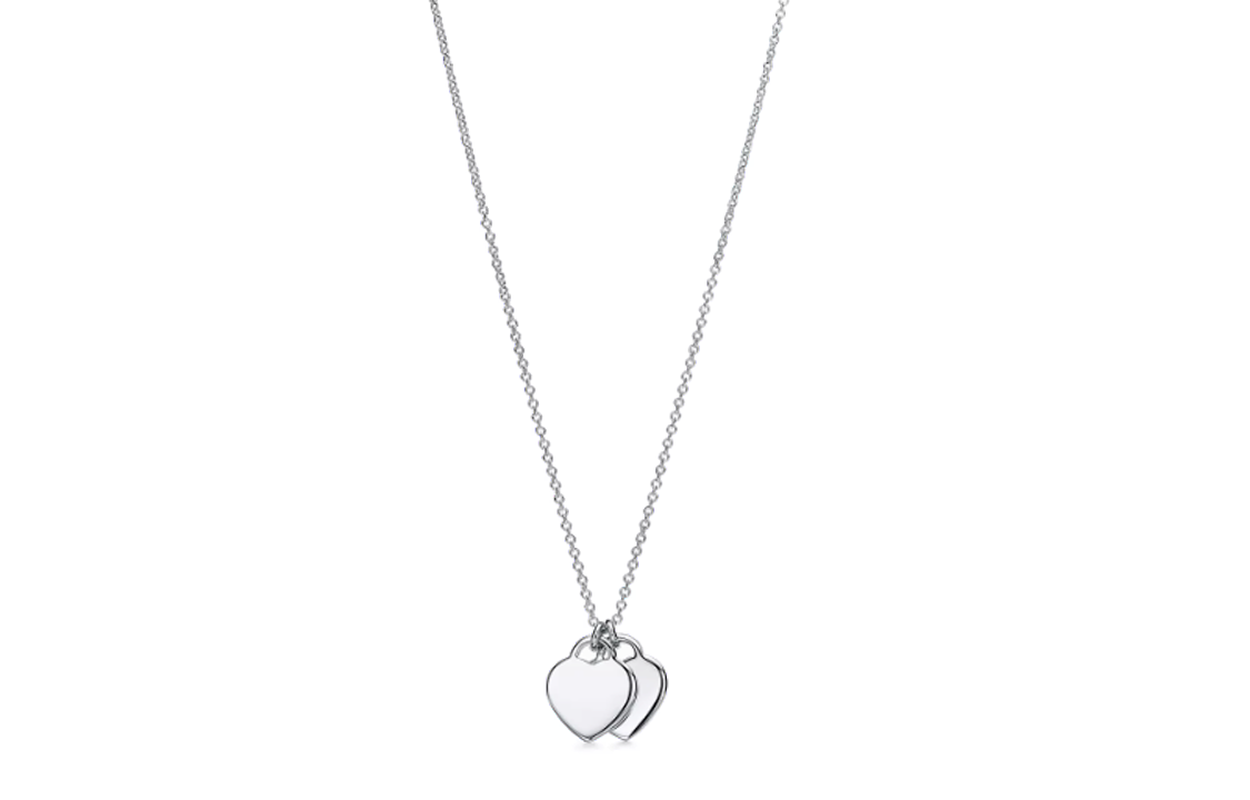 قلادة Tiffany & Co. بتصميم قلب مزدوج ولون وردي.