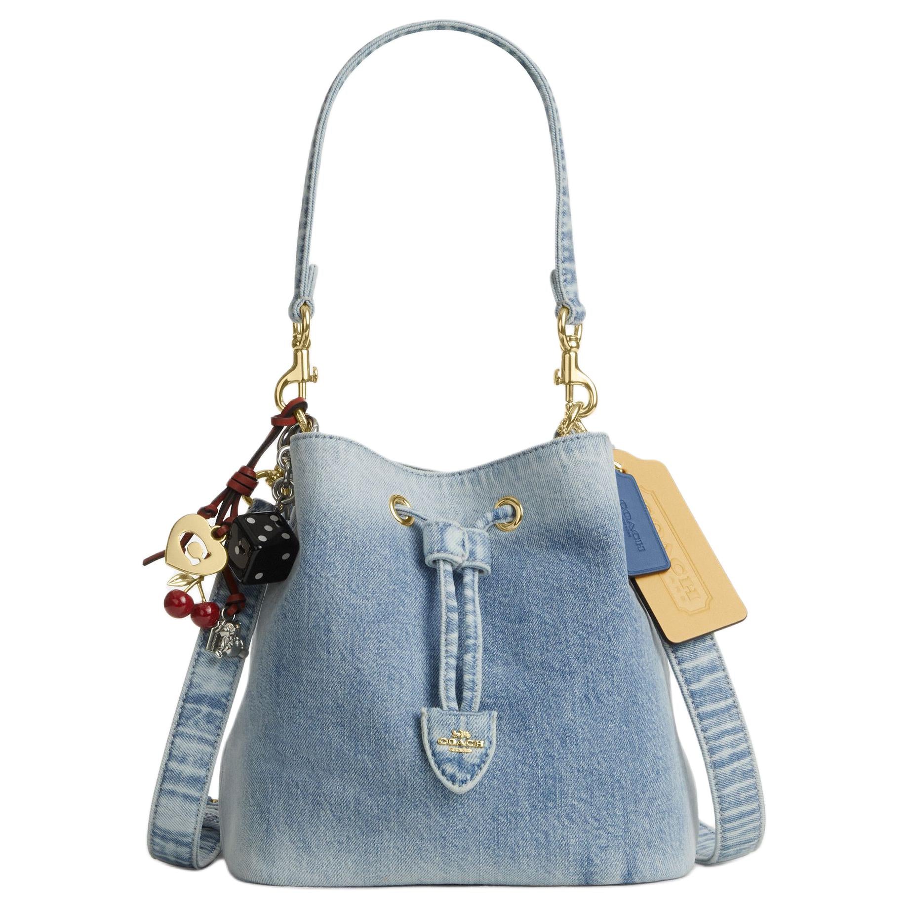 حقيبة Bucket Bag من Coach بتصميم الدنيم مع إكسسوارات مميزة