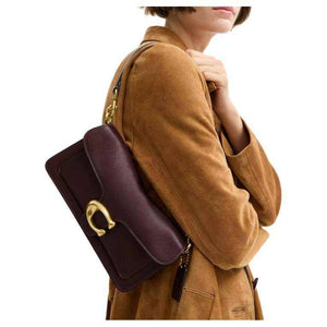 أناقة كلاسيكية بلون الـ Dark Cherry الغني.. حقيبة Coach Tabby 26 الفاخرة ✨.