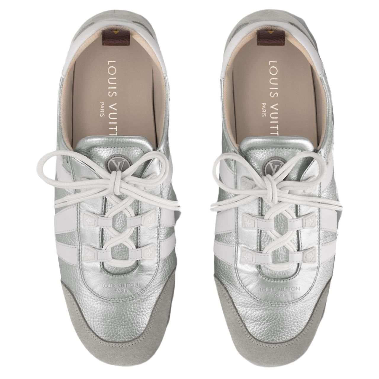 حذاء Sneakers Louis Vuitton باللون الفضي الميتاليك والأبيض.