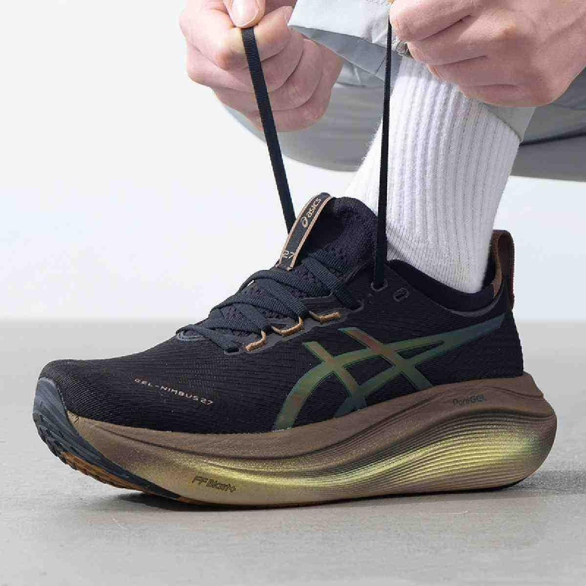 حذاء ركض ASICS GEL-NIMBUS 27 PLATINUM باللون الأسود للرجال.
