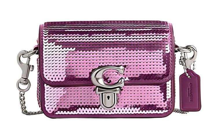 حقيبة Coach Crossbody صغيرة بالترتر الأرجواني.