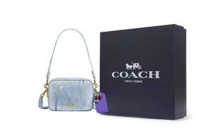 حقيبة Coach Camera Bag من قماش Denim باللون الأزرق.