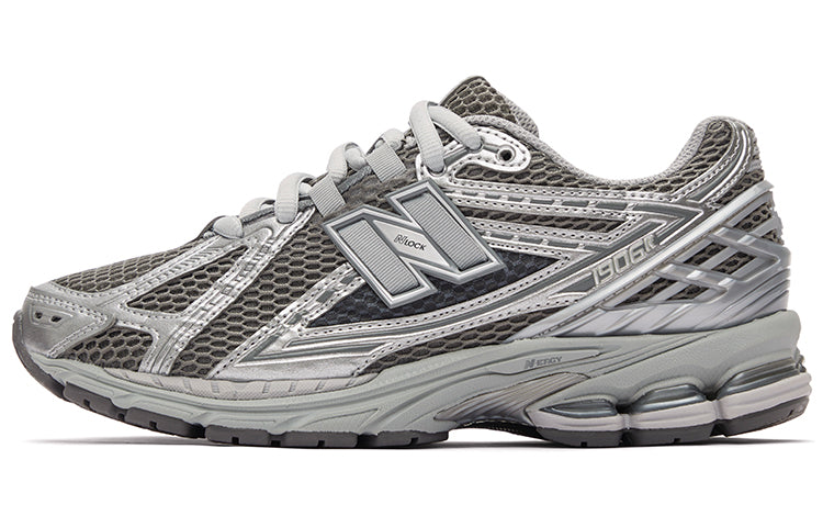 حذاء New Balance 1906R بتصميم رياضي ولون فضي رمادي