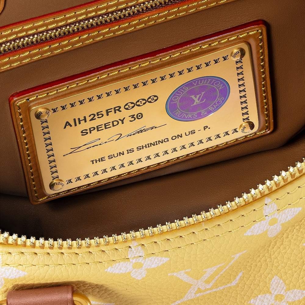حقيبة Louis Vuitton Speedy 30 باللون الأصفر المميز.