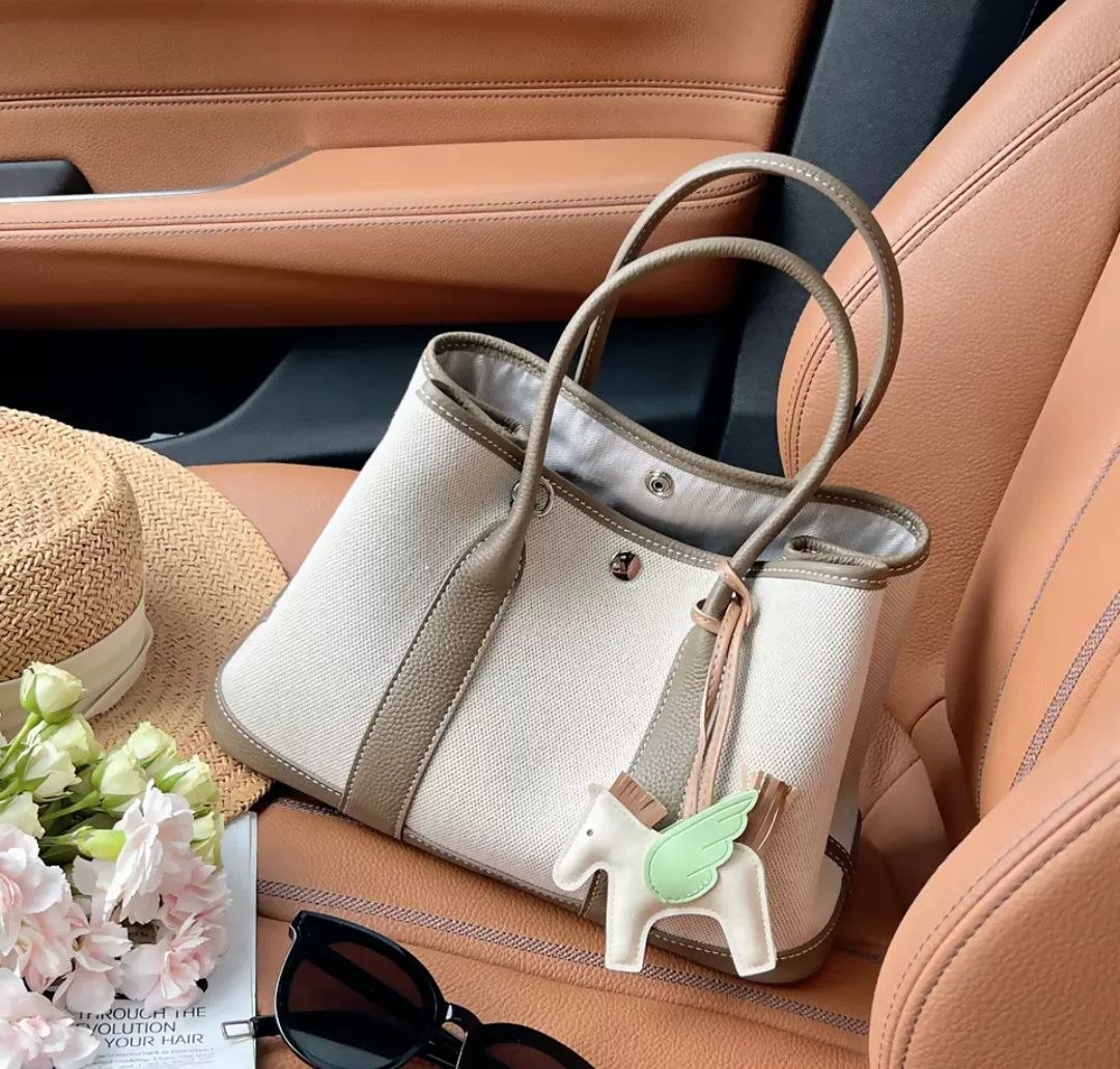حقيبة Tote من الكانفاس والجلد بتصميم كلاسيكي
