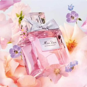 بكج ميس ديور بلومنق بوكيه – عطر ومكياج مع شنطة فاخرة.