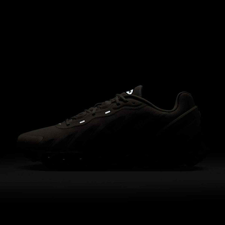 Nike AIR MAX DN8 Low-Top shock-absorbing sneakers in black, designed for men with advanced cushioning technology.