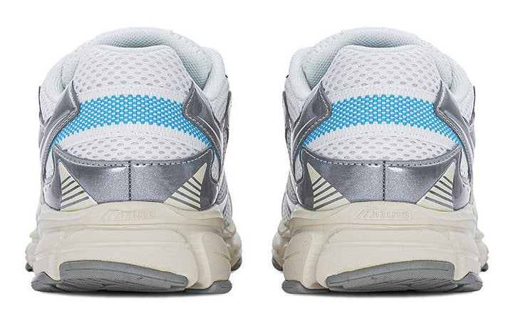 حذاء Mizuno Speed 2K بشبك تنفيسي أبيض ولمسات فضية وزرقاء بنعل رمادي مقاوم للانزلاق