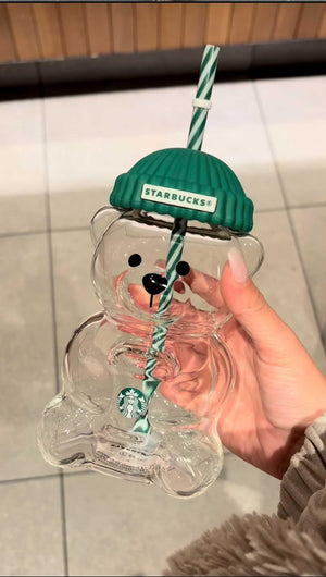 كوب زجاجي Starbucks بتصميم الدب مع غطاء سيليكون أخضر.