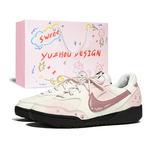 حذاء Nike رياضي نسائي بتصميم Pink كرتوني مميز.