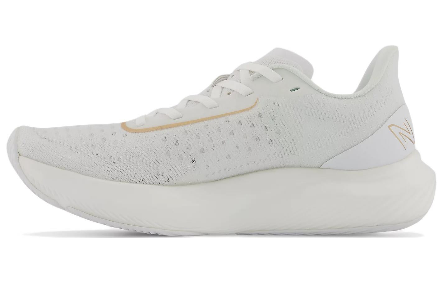 حذاء رياضي New Balance FuelCell Rebel باللون الأبيض والذهبي