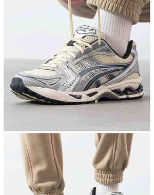 حذاء Asics Gel-Kayano 14 رياضي مريح بلون فضي وبيج.