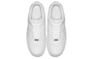 حذاء Nike Air Force 1 أبيض كلاسيكي مريح.