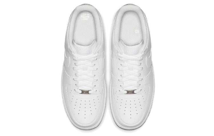 حذاء Nike Air Force 1 أبيض كلاسيكي مريح.