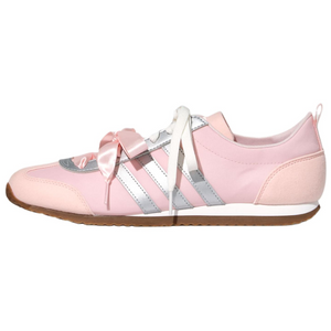 حذاء Sneakers نسائي وردي بفيونكة Satin وتفاصيل Silver.