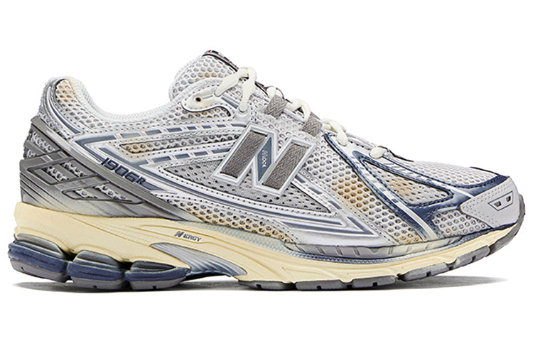 حذاء New Balance 1906R رياضي مريح باللون الفضي