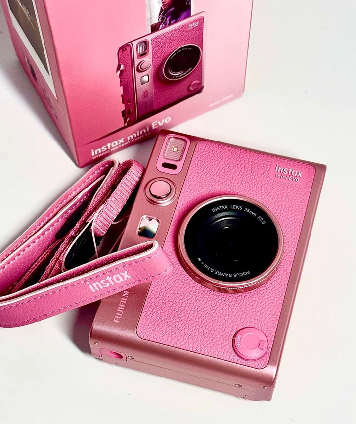 كاميرا فورية هايبرد FUJIFILM Instax Mini Evo وردية خاصة لتصوير لحظاتك وطباعتها بجودة عالية.