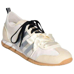حذاء Sneakers أبيض كلاسيكي بأربطة Satin وخطوط فضية.