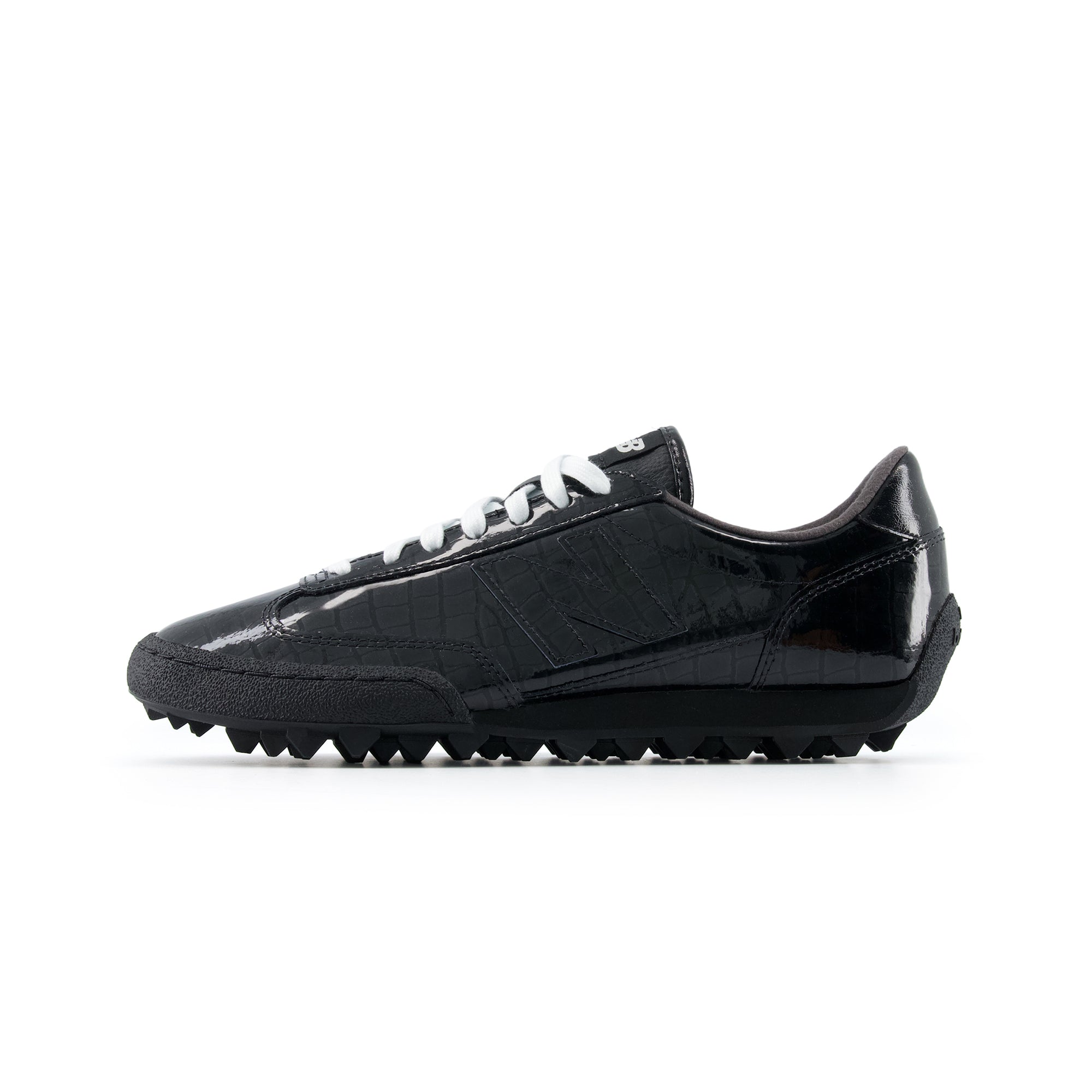 حذاء New Balance أسود لامع تصميم أنيق