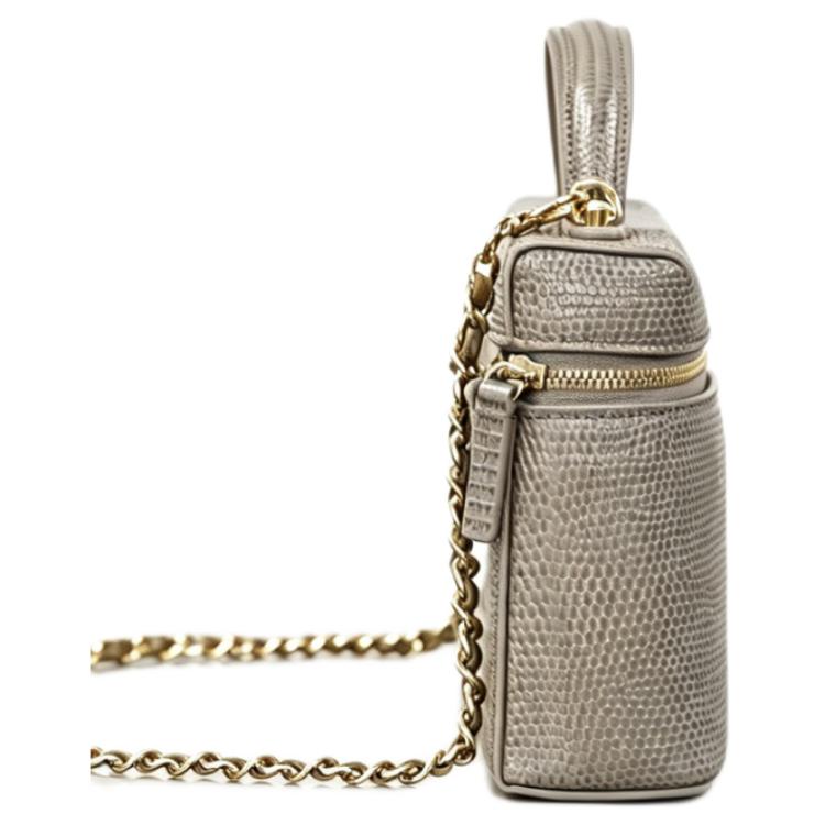 حقيبة Chanel Vanity Case بنقشة جلد مميزة ولون بيج