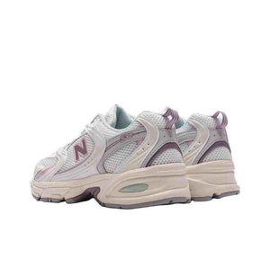 حذاء New Balance 530 رياضي بتصميم عصري باللون الأبيض والبنفسجي.
