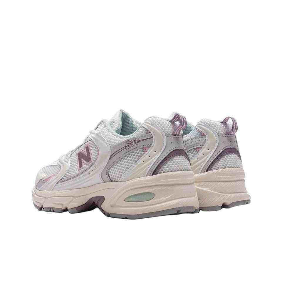 حذاء New Balance 530 رياضي بتصميم عصري باللون الأبيض والبنفسجي.
