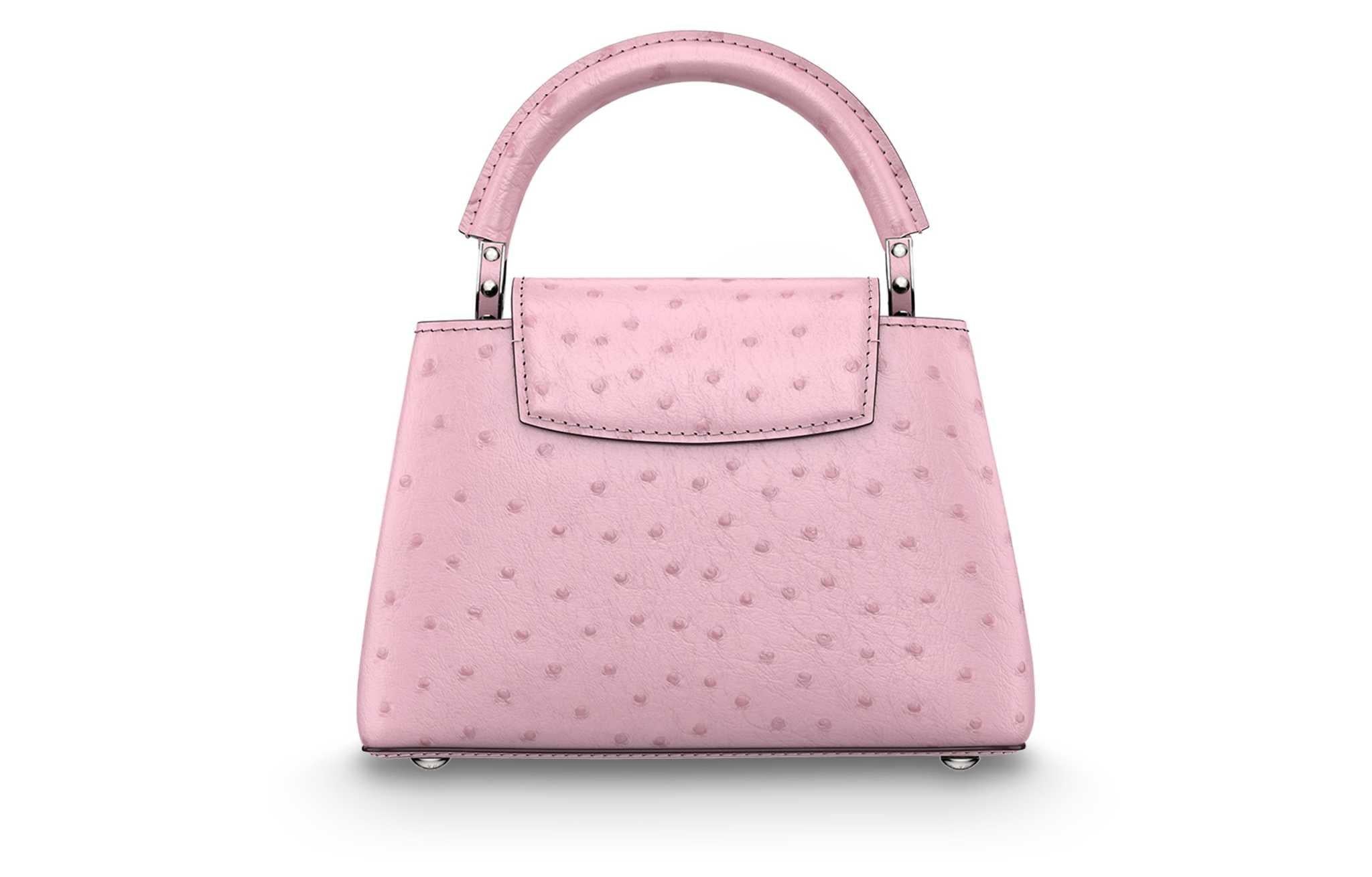 حقيبة Louis Vuitton Capucines جلد نعام فاخرة باللون الوردي.