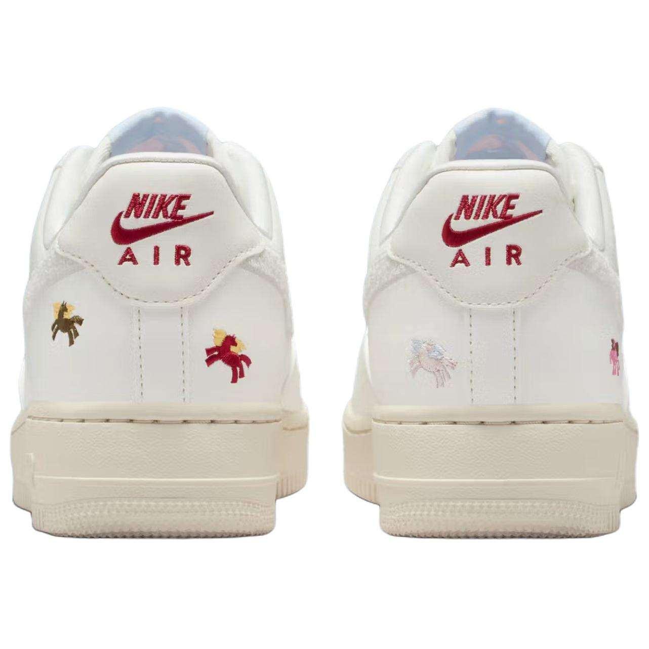 حذاء Nike Air Force 1 Low أبيض بتطريز Pegasus.