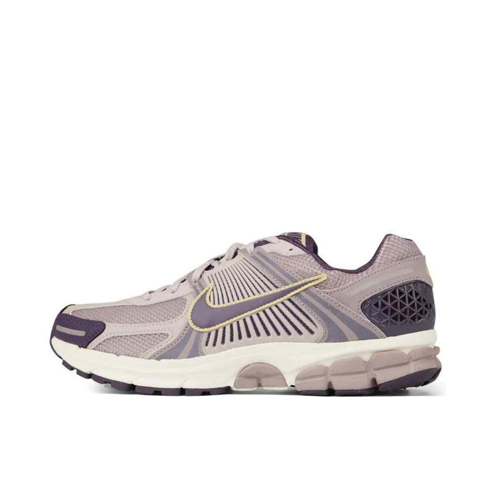 Nike ZOOM VOMERO 5 Lavender Sneaker with Gold Accents - Sporty and Elegant Design