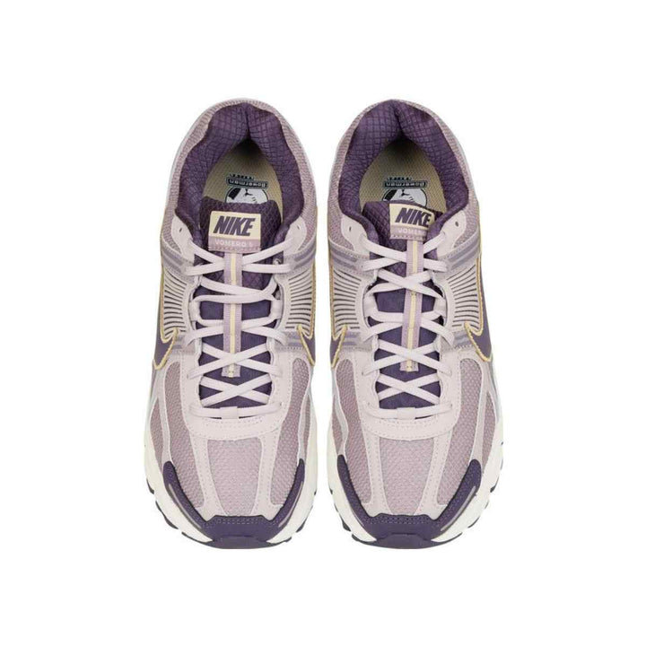 Nike ZOOM VOMERO 5 lavender sneakers with gold accents, featuring breathable mesh and synthetic leather for comfort and durability.