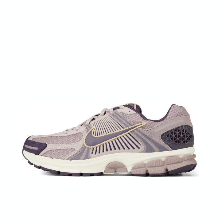 Nike ZOOM VOMERO 5 lavender sports shoe with gold accents and mesh design.