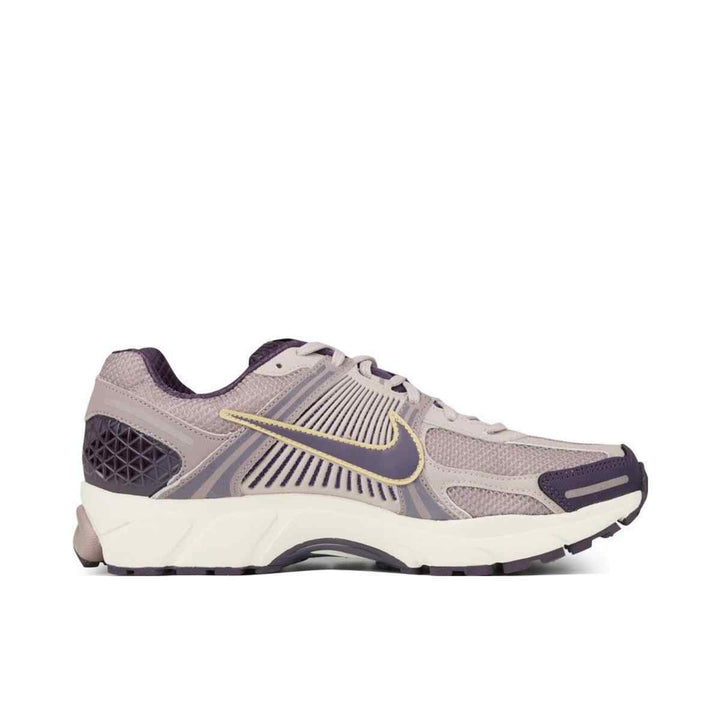 Nike ZOOM VOMERO 5 lavender sneaker with breathable mesh and shock-absorbing cushion in platinum violet and dark raisin color.