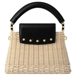 حقيبة Louis Vuitton Capucines من القش والجلد الأسود.