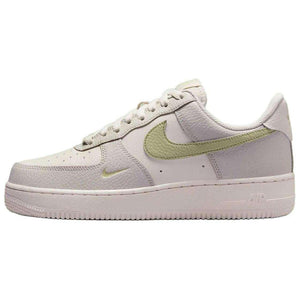 حذاء Nike Air Force 1 رياضي باللون البيج والزيتي.