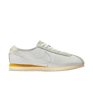 حذاء Nike Cortez كلاسيكي مريح باللون الأبيض والأصفر.