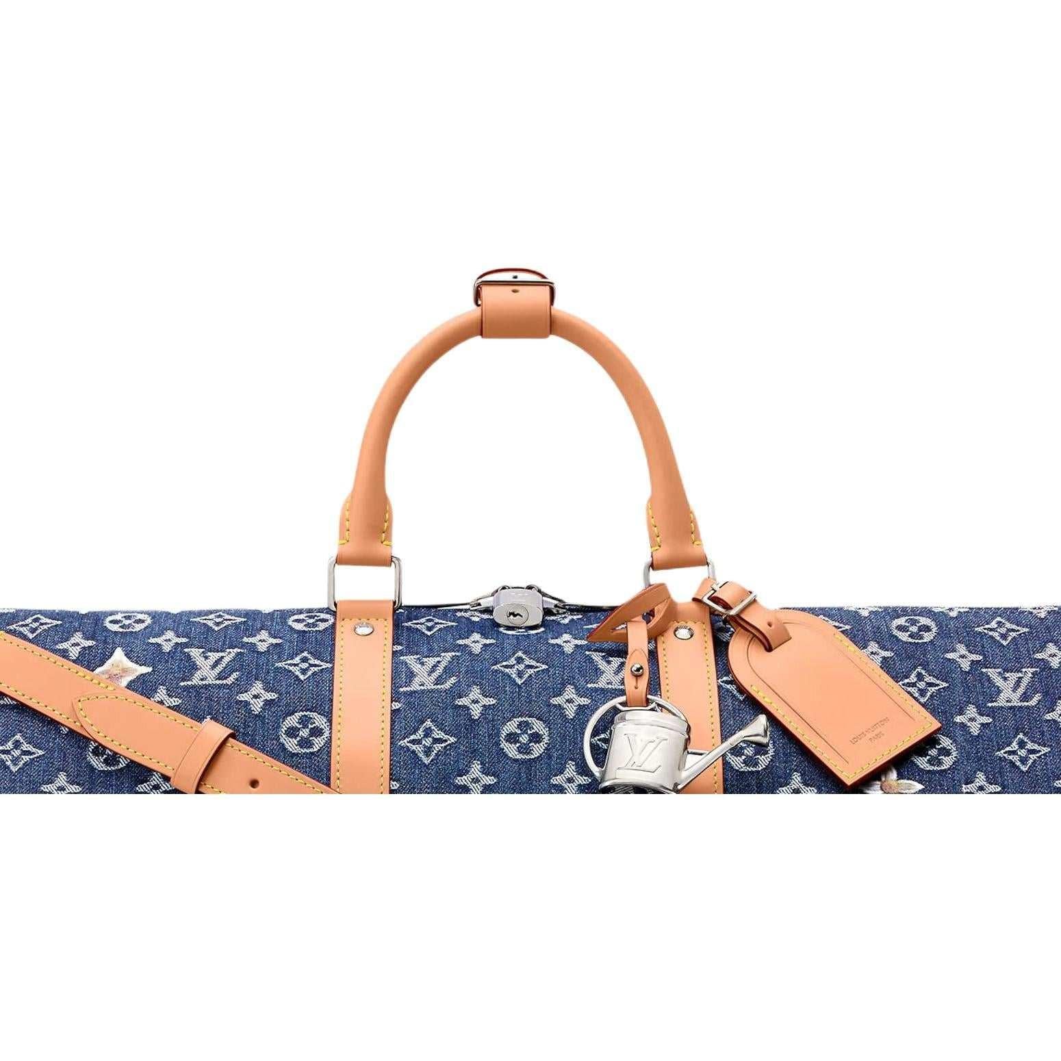حقيبة سفر Keepall من Louis Vuitton بنقش الدنيم وتفاصيل زهور.