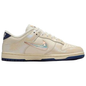 حذاء Nike Dunk Low بتفاصيل عاكسة للضوء لون كريمي.