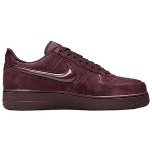 حذاء Nike Air Force 1 شامواه بلون عنابي فاخر.
