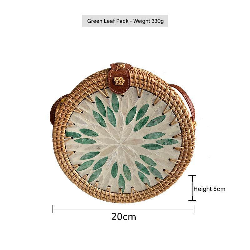 حقيبة دائرية Rattan Bag مزينة بصدف طبيعي يدوي الصنع.
