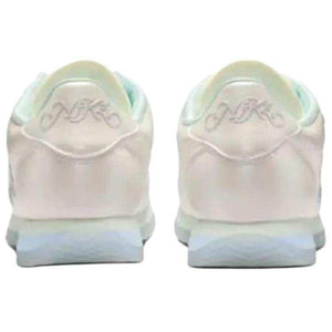 حذاء Nike Cortez أبيض لؤلؤي بتصميم نجوم.