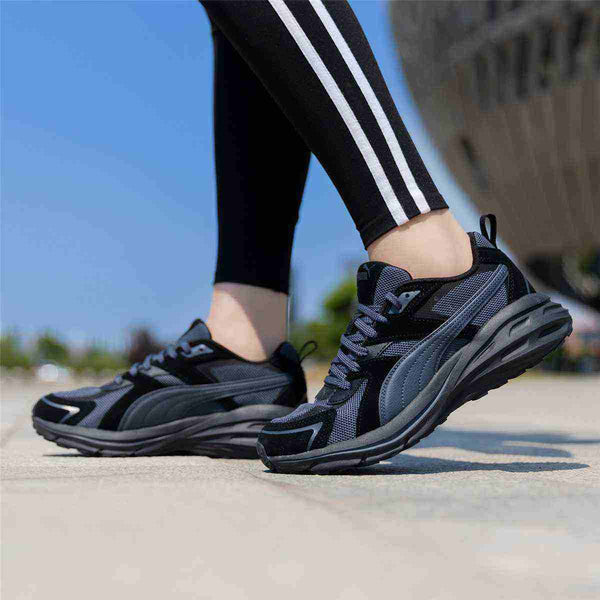 حذاء بوما رياضي للجري بلون رمادي وأسود، مثالي للأنشطة المكثفة مع خامة شبكية تهوية ونعل خارجي متين.