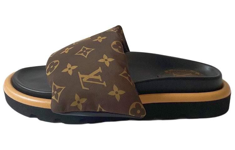 سليبر Louis Vuitton Pool Pillow بنقشة Monogram ولون بني.